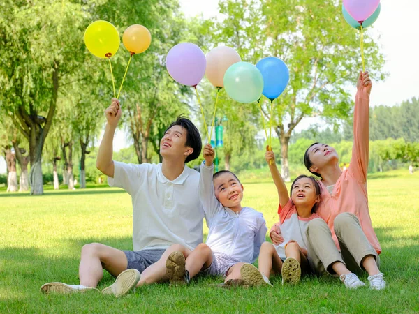 Щаслива сім'я з чотирьох в парку — стокове фото