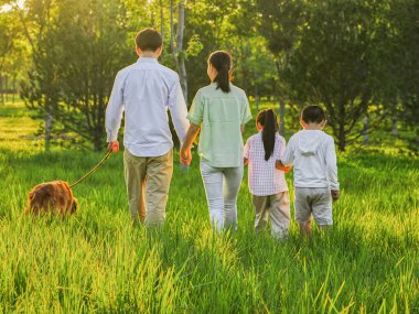 Parkta dört köpekli mutlu bir aile.