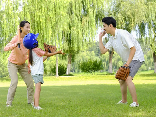 Família feliz de três jogando beisebol no parque — Fotografia de Stock