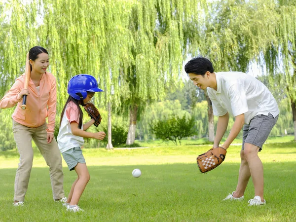Bonne famille de trois personnes jouant au baseball dans le parc — Photo