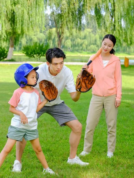 공원에서 세 식구가 함께 야구를 하는 행복 한 가족 — 스톡 사진