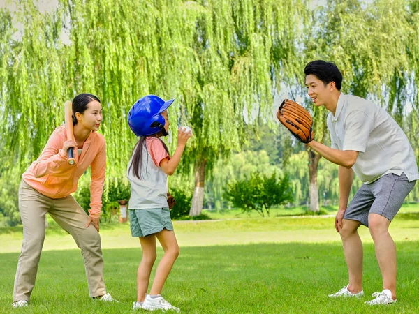 Familia feliz de tres jugando béisbol en el parque —  Fotos de Stock