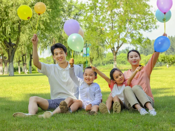 Bonne famille de quatre personnes dans le parc — Photo