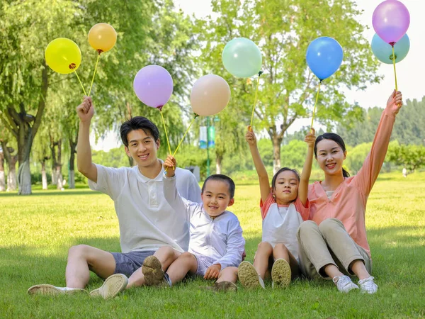 Família feliz de quatro no parque — Fotografia de Stock