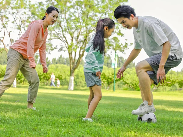 공원에서 축구를 하는 행복 한 세 가족 — 스톡 사진