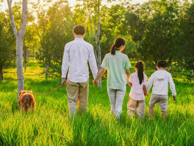 Parkta dört köpekli mutlu bir aile.