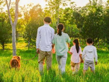 Parkta dört köpekli mutlu bir aile.