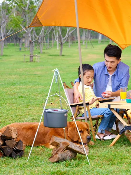 Felice padre e figlia campeggio con il loro cane da compagnia — Foto Stock