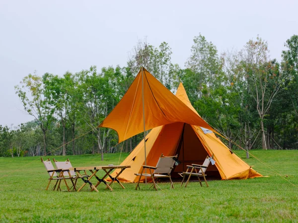 Foto de tendas de acampamento no parque — Fotografia de Stock