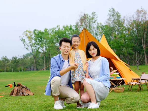 Счастливая семья из трех кемпингов на открытом воздухе — стоковое фото