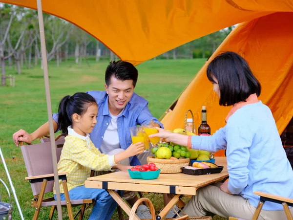 Una famiglia felice di tre campeggi all'aperto — Foto Stock