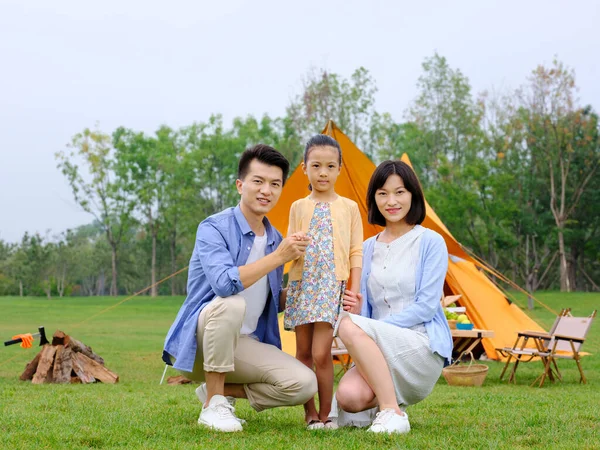 Una familia feliz de tres campamentos al aire libre —  Fotos de Stock