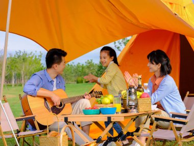 Üç kişilik mutlu bir kamp ailesi.