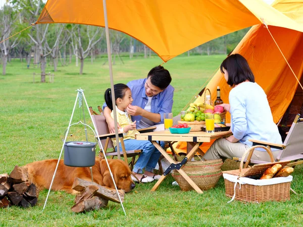 Família feliz de três e cão acampar fora — Fotografia de Stock