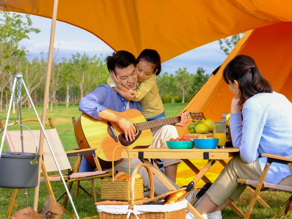 Felice famiglia di tre campeggi all'aperto — Foto Stock