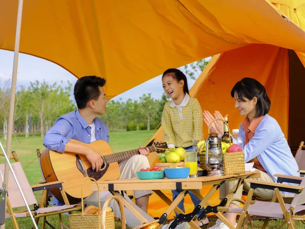 Boldog család három kemping szabadban — Stock Fotó