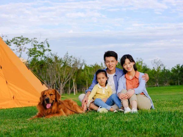 Joyeux famille de trois et chien de compagnie dans le parc — Photo