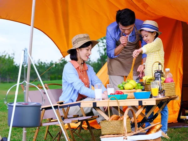 Egy boldog család három szakács a szabadban — Stock Fotó