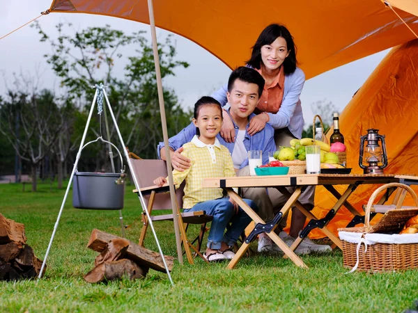 Egy boldog család három kemping a szabadban — Stock Fotó