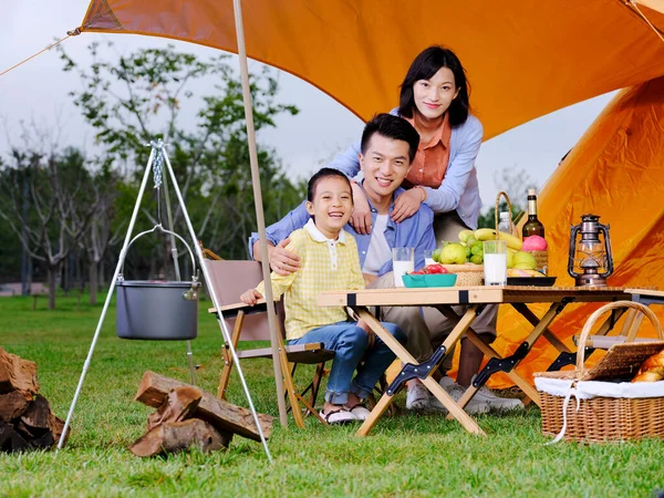 Una famiglia felice di tre campeggi all'aperto — Foto Stock