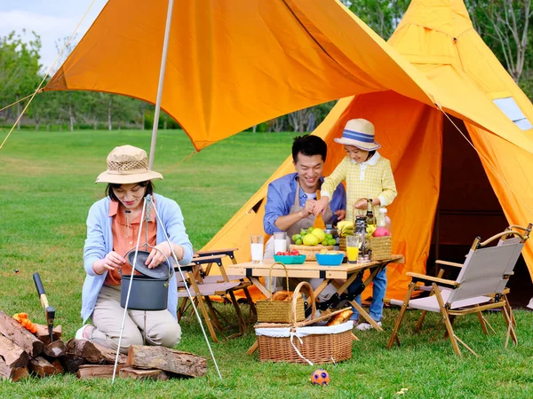 Eine glückliche Familie mit drei Köchen im Freien — Stockfoto