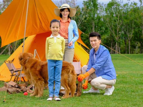 Boldog család három és kutya kemping ki — Stock Fotó