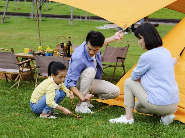 Una familia feliz de tres tiendas de campaña al aire libre —  Fotos de Stock