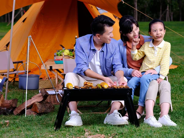Egy boldog család három barbecue-val a parkban — Stock Fotó