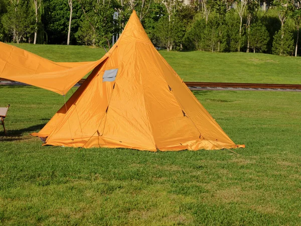 Foto av campingtält i parken — Stockfoto