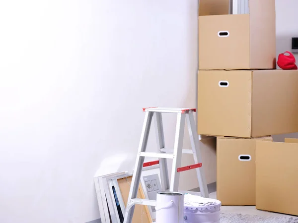 Foto de caixas e ferramentas na sala — Fotografia de Stock