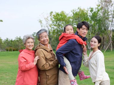 Parktaki mutlu beş kişilik aile