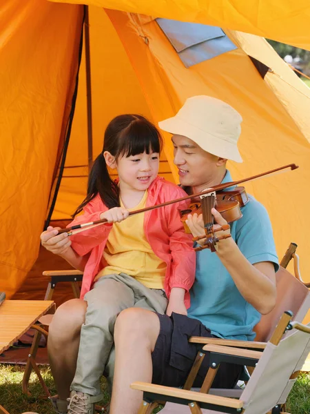 Il giovane padre insegnò a sua figlia a suonare il violino — Foto Stock