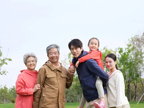 Familia feliz de cinco en el parque —  Fotos de Stock