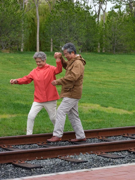 Fotografie de cuplu fericit vechi de mers pe jos afară — Fotografie, imagine de stoc
