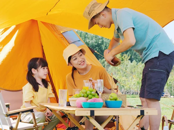 Una famiglia felice di tre persone che fanno un picnic all'aperto — Foto Stock