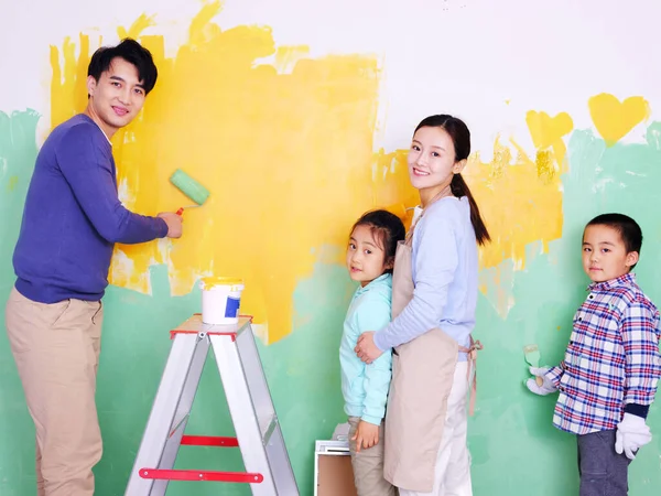 Uma família feliz de quatro paredes de pintura — Fotografia de Stock