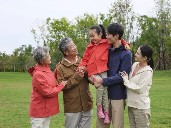 Parktaki mutlu beş kişilik aile — Stok fotoğraf