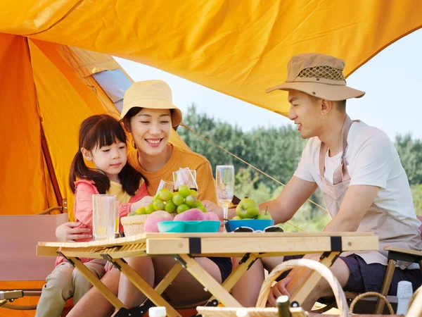 Una famiglia felice di tre persone che fanno un picnic all'aperto — Foto Stock