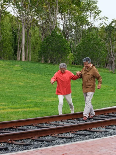 Foto de casal velho feliz andando fora — Fotografia de Stock