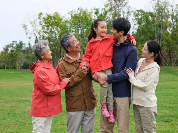 Parktaki mutlu beş kişilik aile — Stok fotoğraf