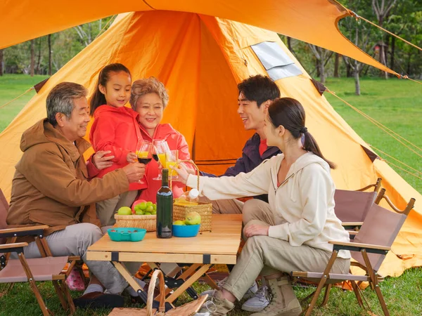 Eine glückliche fünfköpfige Familie beim Picknick im Freien — Stockfoto