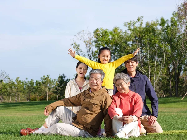 Parktaki mutlu beş kişilik aile — Stok fotoğraf