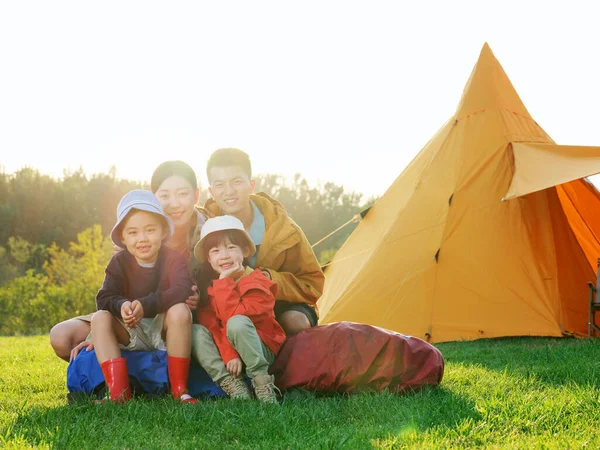 Boldog négytagú család a szabadtéri csoportképen — Stock Fotó