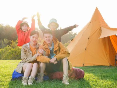 Açık hava grup fotoğrafında dört kişilik mutlu bir aile.