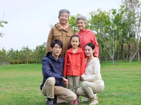 Lycklig familj på fem i parken — Stockfoto