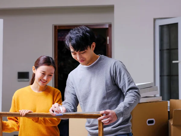 Um feliz casal Jovem decorar nova casa — Fotografia de Stock