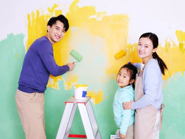 Uma família feliz de três paredes de pintura — Fotografia de Stock