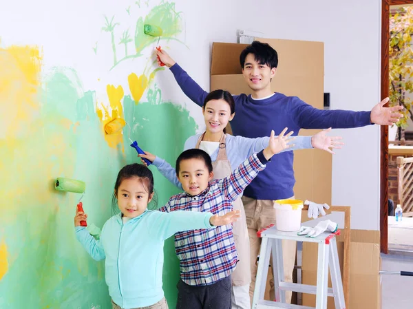 Uma família feliz de quatro paredes de pintura — Fotografia de Stock