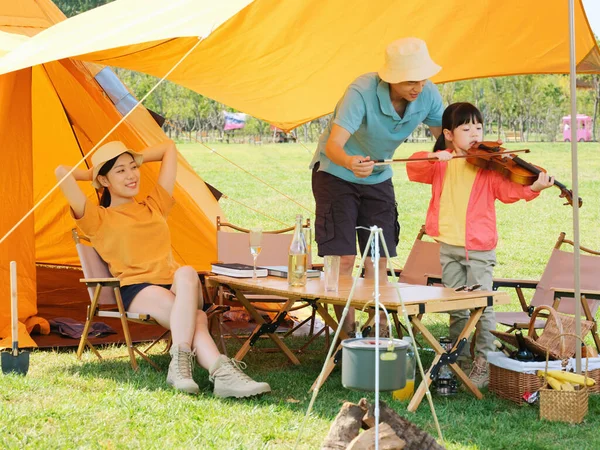 Boldog család három játszik hegedű a szabadban — Stock Fotó