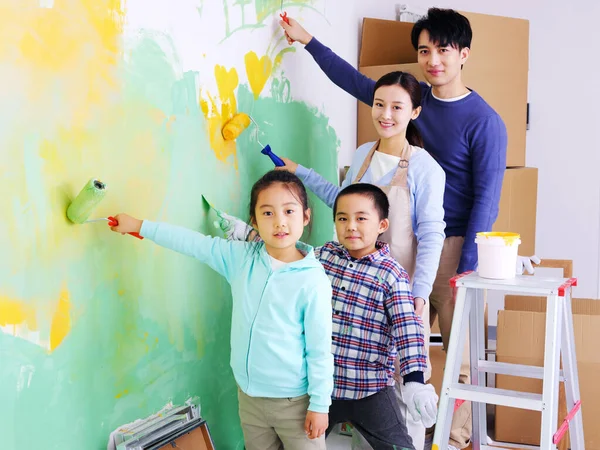 Uma família feliz de quatro paredes de pintura — Fotografia de Stock